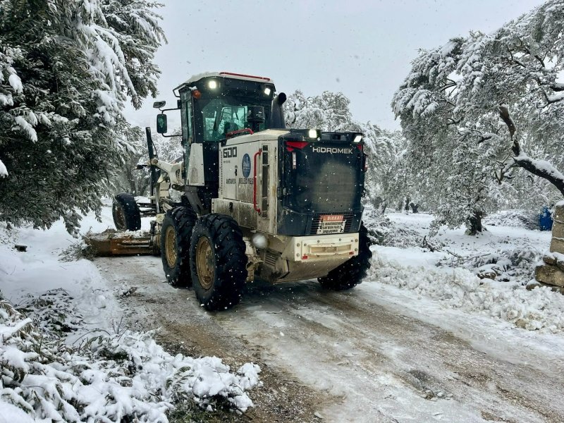 Hatay’da kar küreme çalışmaları sürüyor 