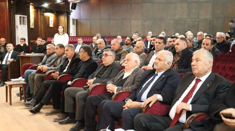 MEHMET ALAKUŞ GÜVE TAZELEDİ Hatay İnşaatçılar ve Boyacılar Odası Başkanı Mehmet Alakuş, gerçekleşen olağan genel kurulda bir kez daha başkan seçilerek güven tazeledi. Antakya Küçük Sanayi Sitesi Abdulkadir Teksöz Salonu’nda düzenlenen genel kurula Hatay esnaf ve Sanatkarları Odaları Birliği Onursal Başkanı İzzettin Yılmaz, HATSO Genel Sekreter Yardımcısı Halit İmrek, oda üyeleri, diğer STK başkanları ve esnaflar katıldı. ALAKUŞ: ÜYELERİMİZİ MENFAATİ İÇİN ÇALIŞMAYA DEVAM EDECEĞİZ Kongrede üyelerin oylarının çoğunluğunu alarak güven tazeleyen Başkan Alakuş, kongreden aldığı güçle emin adım yollarına devam edeceklerini belirtti. Alakuş konuşmasında; “6 Şubat herkesi olduğu gibi esnafımızı da derinden etkiledi. Etkilerini de hala sürdürüyor. Biz 6 Şubat’tan önce olduğu gibi, 6 Şubat’tan sonra da esnafımızın yanında olmaya, onların menfaati için çalışmaya devam edeceğiz. Bana verdiğiniz desteklerden dolayı teşekkür ediyor, kongremizin hayırlara vesile olmasını temenni ediyorum” dedi. Başkan Alakuş, konuşmasının ardından meslek duayenlerine plaket takdiminde bulundu. Kongrede bir kez daha başkan seçilen Alakuş, kongrenin ardından tebrikleri kabul etti.