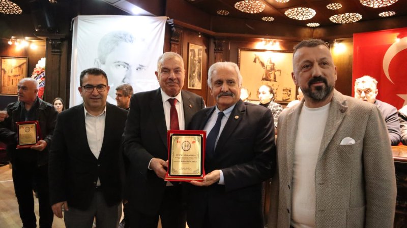 MEHMET ALAKUŞ GÜVE TAZELEDİ Hatay İnşaatçılar ve Boyacılar Odası Başkanı Mehmet Alakuş, gerçekleşen olağan genel kurulda bir kez daha başkan seçilerek güven tazeledi. Antakya Küçük Sanayi Sitesi Abdulkadir Teksöz Salonu’nda düzenlenen genel kurula Hatay esnaf ve Sanatkarları Odaları Birliği Onursal Başkanı İzzettin Yılmaz, HATSO Genel Sekreter Yardımcısı Halit İmrek, oda üyeleri, diğer STK başkanları ve esnaflar katıldı. ALAKUŞ: ÜYELERİMİZİ MENFAATİ İÇİN ÇALIŞMAYA DEVAM EDECEĞİZ Kongrede üyelerin oylarının çoğunluğunu alarak güven tazeleyen Başkan Alakuş, kongreden aldığı güçle emin adım yollarına devam edeceklerini belirtti. Alakuş konuşmasında; “6 Şubat herkesi olduğu gibi esnafımızı da derinden etkiledi. Etkilerini de hala sürdürüyor. Biz 6 Şubat’tan önce olduğu gibi, 6 Şubat’tan sonra da esnafımızın yanında olmaya, onların menfaati için çalışmaya devam edeceğiz. Bana verdiğiniz desteklerden dolayı teşekkür ediyor, kongremizin hayırlara vesile olmasını temenni ediyorum” dedi. Başkan Alakuş, konuşmasının ardından meslek duayenlerine plaket takdiminde bulundu. Kongrede bir kez daha başkan seçilen Alakuş, kongrenin ardından tebrikleri kabul etti.