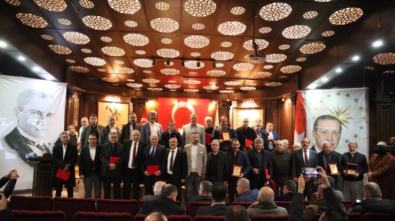 MEHMET ALAKUŞ GÜVE TAZELEDİ Hatay İnşaatçılar ve Boyacılar Odası Başkanı Mehmet Alakuş, gerçekleşen olağan genel kurulda bir kez daha başkan seçilerek güven tazeledi. Antakya Küçük Sanayi Sitesi Abdulkadir Teksöz Salonu’nda düzenlenen genel kurula Hatay esnaf ve Sanatkarları Odaları Birliği Onursal Başkanı İzzettin Yılmaz, HATSO Genel Sekreter Yardımcısı Halit İmrek, oda üyeleri, diğer STK başkanları ve esnaflar katıldı. ALAKUŞ: ÜYELERİMİZİ MENFAATİ İÇİN ÇALIŞMAYA DEVAM EDECEĞİZ Kongrede üyelerin oylarının çoğunluğunu alarak güven tazeleyen Başkan Alakuş, kongreden aldığı güçle emin adım yollarına devam edeceklerini belirtti. Alakuş konuşmasında; “6 Şubat herkesi olduğu gibi esnafımızı da derinden etkiledi. Etkilerini de hala sürdürüyor. Biz 6 Şubat’tan önce olduğu gibi, 6 Şubat’tan sonra da esnafımızın yanında olmaya, onların menfaati için çalışmaya devam edeceğiz. Bana verdiğiniz desteklerden dolayı teşekkür ediyor, kongremizin hayırlara vesile olmasını temenni ediyorum” dedi. Başkan Alakuş, konuşmasının ardından meslek duayenlerine plaket takdiminde bulundu. Kongrede bir kez daha başkan seçilen Alakuş, kongrenin ardından tebrikleri kabul etti.