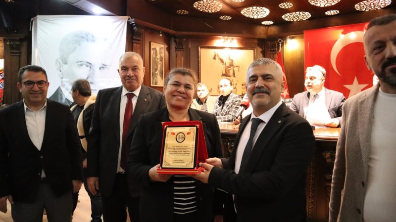 MEHMET ALAKUŞ GÜVE TAZELEDİ Hatay İnşaatçılar ve Boyacılar Odası Başkanı Mehmet Alakuş, gerçekleşen olağan genel kurulda bir kez daha başkan seçilerek güven tazeledi. Antakya Küçük Sanayi Sitesi Abdulkadir Teksöz Salonu’nda düzenlenen genel kurula Hatay esnaf ve Sanatkarları Odaları Birliği Onursal Başkanı İzzettin Yılmaz, HATSO Genel Sekreter Yardımcısı Halit İmrek, oda üyeleri, diğer STK başkanları ve esnaflar katıldı. ALAKUŞ: ÜYELERİMİZİ MENFAATİ İÇİN ÇALIŞMAYA DEVAM EDECEĞİZ Kongrede üyelerin oylarının çoğunluğunu alarak güven tazeleyen Başkan Alakuş, kongreden aldığı güçle emin adım yollarına devam edeceklerini belirtti. Alakuş konuşmasında; “6 Şubat herkesi olduğu gibi esnafımızı da derinden etkiledi. Etkilerini de hala sürdürüyor. Biz 6 Şubat’tan önce olduğu gibi, 6 Şubat’tan sonra da esnafımızın yanında olmaya, onların menfaati için çalışmaya devam edeceğiz. Bana verdiğiniz desteklerden dolayı teşekkür ediyor, kongremizin hayırlara vesile olmasını temenni ediyorum” dedi. Başkan Alakuş, konuşmasının ardından meslek duayenlerine plaket takdiminde bulundu. Kongrede bir kez daha başkan seçilen Alakuş, kongrenin ardından tebrikleri kabul etti.