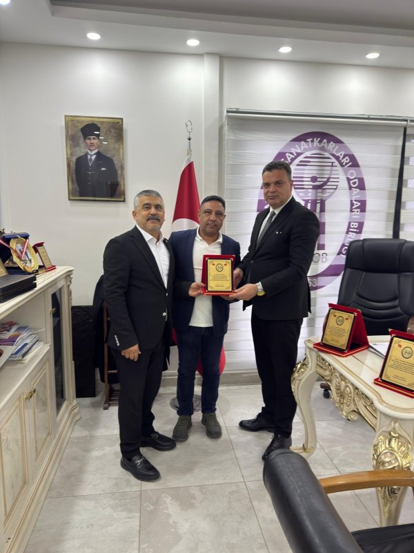 HATAY ESNAFINA KATKI SUNAN YÖNETİCİLERE PLAKET