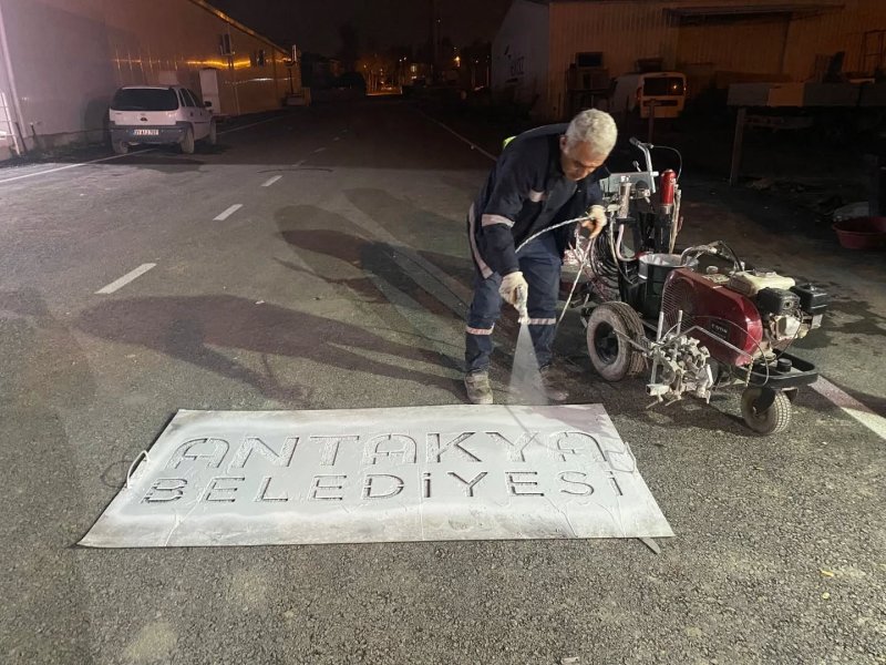 ANTAKYA’DA YOLLAR GECE MESAİSİ İLE YENİLENİYOR