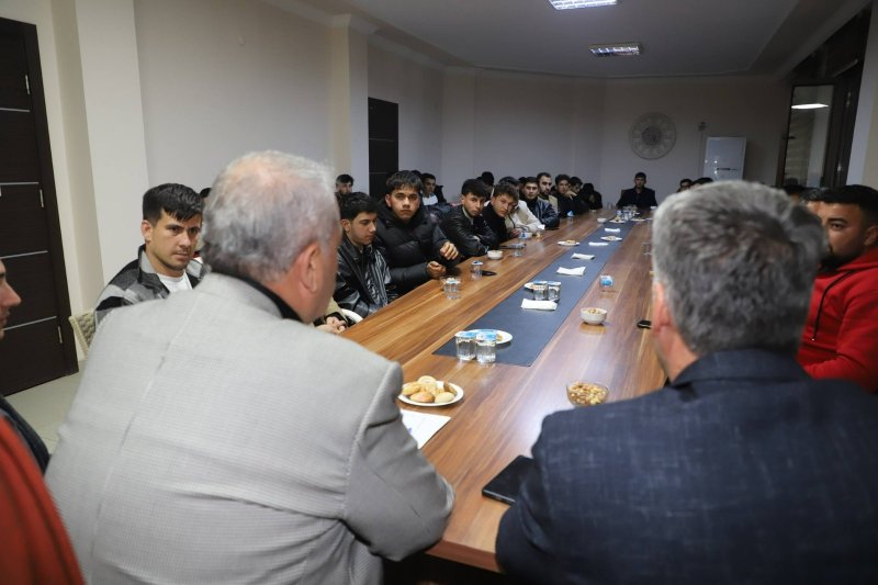 ÇOLAK: “BEN GENÇLERİN ABİSİYİM”