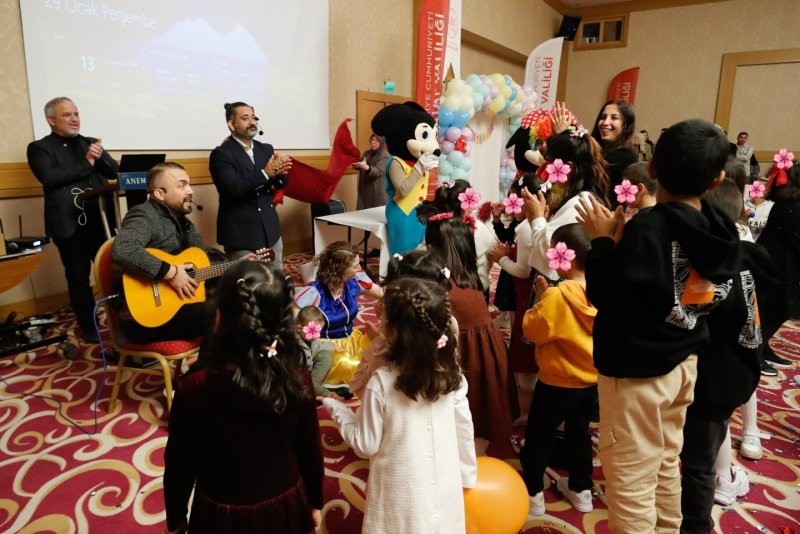 Hatay’da depremzede yetimlerin doğum günü kutlandı 
