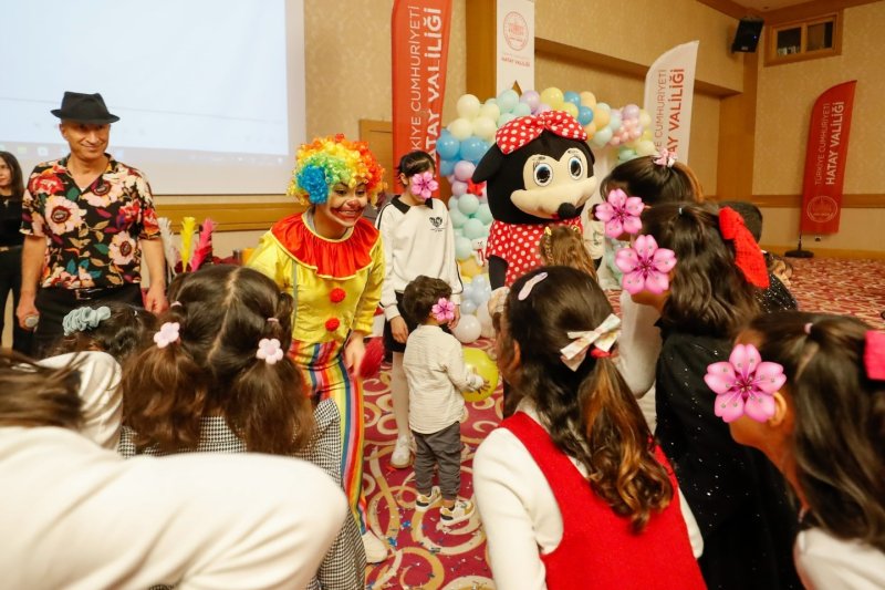Hatay’da depremzede yetimlerin doğum günü kutlandı 