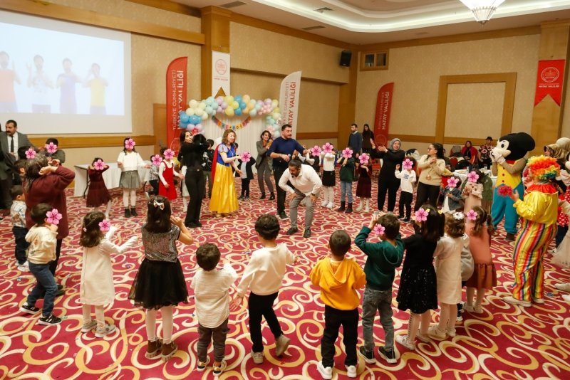 Hatay’da depremzede yetimlerin doğum günü kutlandı 