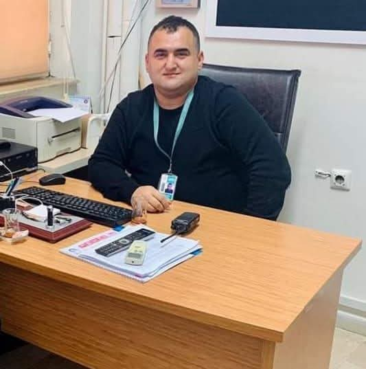 Deprem sonrası kurdukları prefabrik evlerinde yangın çıkan Önal ailesi, İl Sağlık Müdürlüğü Güvenlik Amiri Hasan Çekmen’in saniyelerle yarışan müdahalesi sayesinde hayatta kaldı.