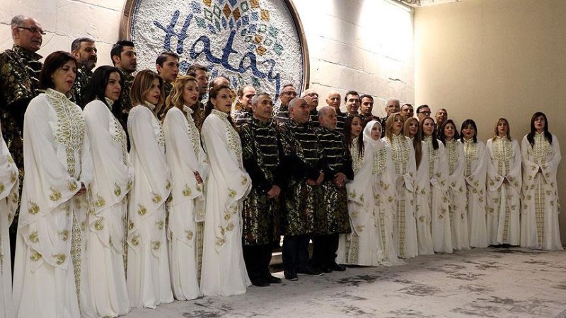 ELEŞTİRİLERE KORO RUHUYLA CEVAP GELDİ