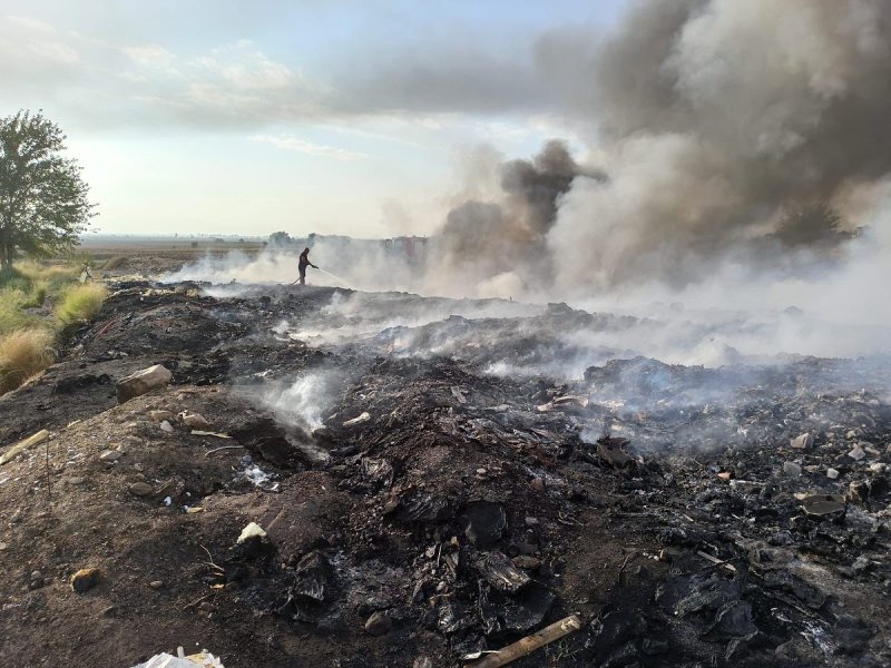 Kırıkhan’da çöplük yangını (Fotoğraflı) İsmet Biçen HATAY (İHA) - Hatay’da hurdalık ve çöplük alanda çıkan yangın itfaiye tarafından söndürüldü. Yangın, Kırıkhan İlçesi Ilıkpınar Mahallesi’nde bulunan hurdalık ve çöplük alanda yaşandı. Yangının ihbar verilmesi üzerine bölgeye itfaiye ekipleri sevk edildi. Yangın, Kırıkhan İtfaiye İstasyonu ekipleri ve Fen İşleri Dairesi Başkanlığı ekiplerinin hızlı, koordineli müdahalesiyle kısa sürede kontrol altına alındı.