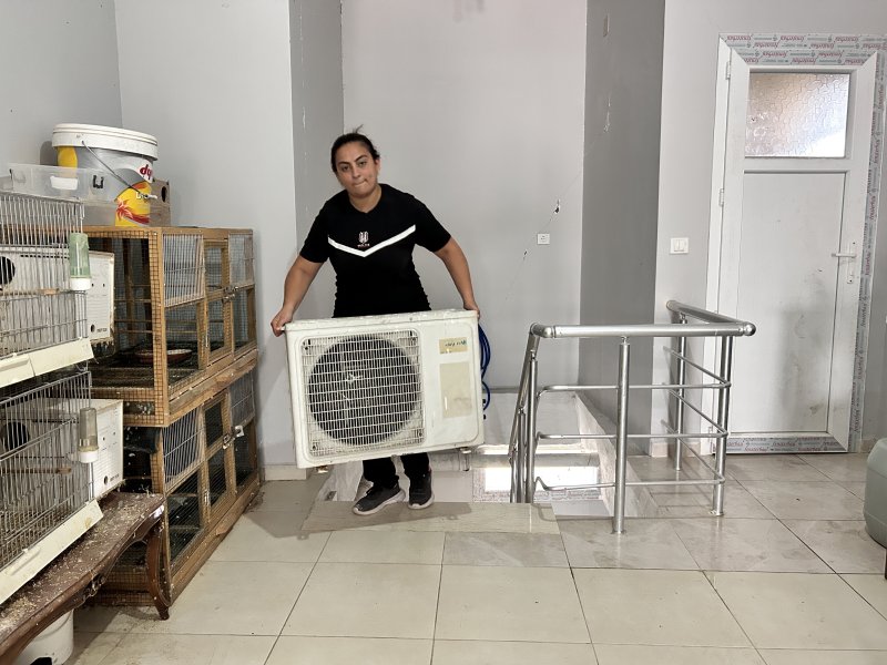 Depremde vefat eden kızının ismini iş yerinde yaşatan depremzede annenin zorlu mesaisi - Kocasından öğrendiği klima ustalığında kendini geliştiren Nurgül usta, depremde kaybettiği kızının ismini iş yerinde yaşatıyor HATAY (İHA) - Hatay'da depremde 13 yaşındaki kızını kaybeden Nurgül Karakurt, 6 yıl önce eşinden öğrenerek başladığı klima ustalığından hem para kazanıyor hem de iş yerinde kızının ismini yaşatıyor. Kahramanmaraş merkezli depremlerde en fazla yıkımın yaşandığı Hatay'da 25 bine yakın insan hayatını kaybetmiş binlerce bina yerle bir olmuştu. Depreme İskenderun ilçesi Çay Mahallesi'nde yakalanan ve enkazdan 8 saat sonra çıkarılan 13 yaşındaki Hilal Ecrin Türkkan da asrın felaketinde hayatını kaybetti. Deprem sonrası uzun bir süre evladının acısını yaşayan anne Nurgül Karakurt, şimdiyse depremde ölen kızı Hilal Ecrin ve diğer 2 evladının ismiyle açtığı iş yerinde parasını kazanarak yaşam mücadelesini sürdürüyor. 2018 yılında kocasından öğrenerek başladığı klima ustalığında kendini geliştiren Karakurt, zorlu şartlara rağmen yılların ustalarını geride bırakmış durumda. “Mecburen işin ucundan tutmam gerekiyordu o gün kendisiyle işe başladım ondan sonra da zaten bir daha bırakmadım” Depremde kızını kaybeden ve evladının ismini iş yerinde yaşatan 33 yaşındaki anne Nurgül Karakurt, “Kızım Hilal Ecrin Türkkan depreme Çay Mahallesi'nde yakalandı, 13 yaşındaydı. O gece ben hastanede yoğun bakımda olan annemin yanındaydım ve kızım yanımda değildi. Kızımı, Çay Mahallesi'ndeki evimizin enkazından sekiz saat sonra kendi çabalarımızla çıkarttık, çıkarttığımızda vefat etti. Dükkanımızın ismi ben önce Hilal olsun diye düşünürken, sonra diğer iki çocuğuma haksızlık olur düşüncesiyle üç çocuğumuzun da ismini yaşatmak amacıyla HKR teknik olarak belirledik. Eşim büyük bir iş almış ama personelimiz işe gelmediğinden dolayı eşim işi iptal edecekti. Ben de iptal etmemesini söyledim ve kendisine yardım ettim. Mecburen işin ucundan tutmam gerekiyordu o gün kendisiyle işe başladım ondan sonra da zaten bir daha bırakmadım” dedi. “İskenderun'da ve Hatay'da klima üstüne tek belgeli olan kadın tekniker benim” Eşiyle birlikte 2018 yılından beridir beraber çalıştığını dile getiren Karakurt, “Sürekli personel sıkıntısı yaşadığımız için eşime de dedim ki bu işi bana öğretirsen bundan sonra beraber yaparız, işimiz olur hem de beraber yürür gideriz. 2018 Eylül ayından beri yani yaklaşık bir 6-7 yıldır yapıyorum. O günden sonra dediğim gibi işe başladık bir daha da bırakmadık. Hatay'da kadın klima teknikeri olarak sahada olan sadece ben varım. Ben bu işi yaparım ve yaptım. Depremden önce bir depomuz vardı komple yıkıldı, evimiz, iş yerimiz ve her şeyimiz gitti. Depremden sonra sıfırdan tekrardan başladık. İskenderun'da ve Hatay'da tek klima üstüne usta öğreticiliği ve tesisat teknolojisi üzerine tek belgeli olan kadın tekniker benim” şeklinde konuştu.