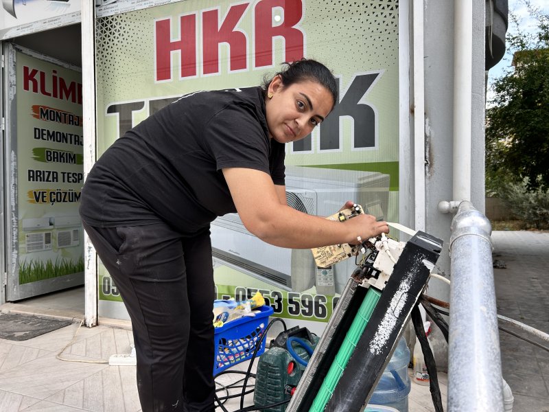 Depremde vefat eden kızının ismini iş yerinde yaşatan depremzede annenin zorlu mesaisi - Kocasından öğrendiği klima ustalığında kendini geliştiren Nurgül usta, depremde kaybettiği kızının ismini iş yerinde yaşatıyor HATAY (İHA) - Hatay'da depremde 13 yaşındaki kızını kaybeden Nurgül Karakurt, 6 yıl önce eşinden öğrenerek başladığı klima ustalığından hem para kazanıyor hem de iş yerinde kızının ismini yaşatıyor. Kahramanmaraş merkezli depremlerde en fazla yıkımın yaşandığı Hatay'da 25 bine yakın insan hayatını kaybetmiş binlerce bina yerle bir olmuştu. Depreme İskenderun ilçesi Çay Mahallesi'nde yakalanan ve enkazdan 8 saat sonra çıkarılan 13 yaşındaki Hilal Ecrin Türkkan da asrın felaketinde hayatını kaybetti. Deprem sonrası uzun bir süre evladının acısını yaşayan anne Nurgül Karakurt, şimdiyse depremde ölen kızı Hilal Ecrin ve diğer 2 evladının ismiyle açtığı iş yerinde parasını kazanarak yaşam mücadelesini sürdürüyor. 2018 yılında kocasından öğrenerek başladığı klima ustalığında kendini geliştiren Karakurt, zorlu şartlara rağmen yılların ustalarını geride bırakmış durumda. “Mecburen işin ucundan tutmam gerekiyordu o gün kendisiyle işe başladım ondan sonra da zaten bir daha bırakmadım” Depremde kızını kaybeden ve evladının ismini iş yerinde yaşatan 33 yaşındaki anne Nurgül Karakurt, “Kızım Hilal Ecrin Türkkan depreme Çay Mahallesi'nde yakalandı, 13 yaşındaydı. O gece ben hastanede yoğun bakımda olan annemin yanındaydım ve kızım yanımda değildi. Kızımı, Çay Mahallesi'ndeki evimizin enkazından sekiz saat sonra kendi çabalarımızla çıkarttık, çıkarttığımızda vefat etti. Dükkanımızın ismi ben önce Hilal olsun diye düşünürken, sonra diğer iki çocuğuma haksızlık olur düşüncesiyle üç çocuğumuzun da ismini yaşatmak amacıyla HKR teknik olarak belirledik. Eşim büyük bir iş almış ama personelimiz işe gelmediğinden dolayı eşim işi iptal edecekti. Ben de iptal etmemesini söyledim ve kendisine yardım ettim. Mecburen işin ucundan tutmam gerekiyordu o gün kendisiyle işe başladım ondan sonra da zaten bir daha bırakmadım” dedi. “İskenderun'da ve Hatay'da klima üstüne tek belgeli olan kadın tekniker benim” Eşiyle birlikte 2018 yılından beridir beraber çalıştığını dile getiren Karakurt, “Sürekli personel sıkıntısı yaşadığımız için eşime de dedim ki bu işi bana öğretirsen bundan sonra beraber yaparız, işimiz olur hem de beraber yürür gideriz. 2018 Eylül ayından beri yani yaklaşık bir 6-7 yıldır yapıyorum. O günden sonra dediğim gibi işe başladık bir daha da bırakmadık. Hatay'da kadın klima teknikeri olarak sahada olan sadece ben varım. Ben bu işi yaparım ve yaptım. Depremden önce bir depomuz vardı komple yıkıldı, evimiz, iş yerimiz ve her şeyimiz gitti. Depremden sonra sıfırdan tekrardan başladık. İskenderun'da ve Hatay'da tek klima üstüne usta öğreticiliği ve tesisat teknolojisi üzerine tek belgeli olan kadın tekniker benim” şeklinde konuştu.