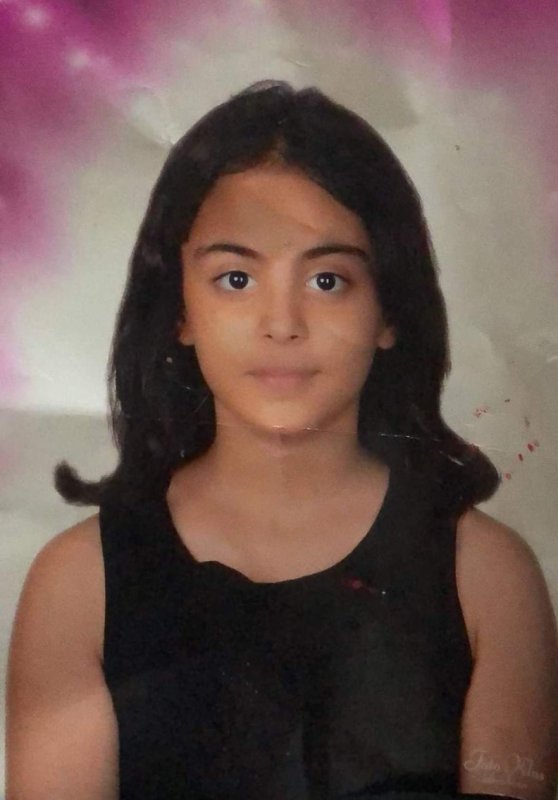 Depremde vefat eden kızının ismini iş yerinde yaşatan depremzede annenin zorlu mesaisi - Kocasından öğrendiği klima ustalığında kendini geliştiren Nurgül usta, depremde kaybettiği kızının ismini iş yerinde yaşatıyor HATAY (İHA) - Hatay'da depremde 13 yaşındaki kızını kaybeden Nurgül Karakurt, 6 yıl önce eşinden öğrenerek başladığı klima ustalığından hem para kazanıyor hem de iş yerinde kızının ismini yaşatıyor. Kahramanmaraş merkezli depremlerde en fazla yıkımın yaşandığı Hatay'da 25 bine yakın insan hayatını kaybetmiş binlerce bina yerle bir olmuştu. Depreme İskenderun ilçesi Çay Mahallesi'nde yakalanan ve enkazdan 8 saat sonra çıkarılan 13 yaşındaki Hilal Ecrin Türkkan da asrın felaketinde hayatını kaybetti. Deprem sonrası uzun bir süre evladının acısını yaşayan anne Nurgül Karakurt, şimdiyse depremde ölen kızı Hilal Ecrin ve diğer 2 evladının ismiyle açtığı iş yerinde parasını kazanarak yaşam mücadelesini sürdürüyor. 2018 yılında kocasından öğrenerek başladığı klima ustalığında kendini geliştiren Karakurt, zorlu şartlara rağmen yılların ustalarını geride bırakmış durumda. “Mecburen işin ucundan tutmam gerekiyordu o gün kendisiyle işe başladım ondan sonra da zaten bir daha bırakmadım” Depremde kızını kaybeden ve evladının ismini iş yerinde yaşatan 33 yaşındaki anne Nurgül Karakurt, “Kızım Hilal Ecrin Türkkan depreme Çay Mahallesi'nde yakalandı, 13 yaşındaydı. O gece ben hastanede yoğun bakımda olan annemin yanındaydım ve kızım yanımda değildi. Kızımı, Çay Mahallesi'ndeki evimizin enkazından sekiz saat sonra kendi çabalarımızla çıkarttık, çıkarttığımızda vefat etti. Dükkanımızın ismi ben önce Hilal olsun diye düşünürken, sonra diğer iki çocuğuma haksızlık olur düşüncesiyle üç çocuğumuzun da ismini yaşatmak amacıyla HKR teknik olarak belirledik. Eşim büyük bir iş almış ama personelimiz işe gelmediğinden dolayı eşim işi iptal edecekti. Ben de iptal etmemesini söyledim ve kendisine yardım ettim. Mecburen işin ucundan tutmam gerekiyordu o gün kendisiyle işe başladım ondan sonra da zaten bir daha bırakmadım” dedi. “İskenderun'da ve Hatay'da klima üstüne tek belgeli olan kadın tekniker benim” Eşiyle birlikte 2018 yılından beridir beraber çalıştığını dile getiren Karakurt, “Sürekli personel sıkıntısı yaşadığımız için eşime de dedim ki bu işi bana öğretirsen bundan sonra beraber yaparız, işimiz olur hem de beraber yürür gideriz. 2018 Eylül ayından beri yani yaklaşık bir 6-7 yıldır yapıyorum. O günden sonra dediğim gibi işe başladık bir daha da bırakmadık. Hatay'da kadın klima teknikeri olarak sahada olan sadece ben varım. Ben bu işi yaparım ve yaptım. Depremden önce bir depomuz vardı komple yıkıldı, evimiz, iş yerimiz ve her şeyimiz gitti. Depremden sonra sıfırdan tekrardan başladık. İskenderun'da ve Hatay'da tek klima üstüne usta öğreticiliği ve tesisat teknolojisi üzerine tek belgeli olan kadın tekniker benim” şeklinde konuştu.