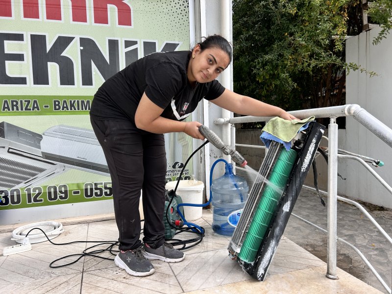 Depremde vefat eden kızının ismini iş yerinde yaşatan depremzede annenin zorlu mesaisi - Kocasından öğrendiği klima ustalığında kendini geliştiren Nurgül usta, depremde kaybettiği kızının ismini iş yerinde yaşatıyor HATAY (İHA) - Hatay'da depremde 13 yaşındaki kızını kaybeden Nurgül Karakurt, 6 yıl önce eşinden öğrenerek başladığı klima ustalığından hem para kazanıyor hem de iş yerinde kızının ismini yaşatıyor. Kahramanmaraş merkezli depremlerde en fazla yıkımın yaşandığı Hatay'da 25 bine yakın insan hayatını kaybetmiş binlerce bina yerle bir olmuştu. Depreme İskenderun ilçesi Çay Mahallesi'nde yakalanan ve enkazdan 8 saat sonra çıkarılan 13 yaşındaki Hilal Ecrin Türkkan da asrın felaketinde hayatını kaybetti. Deprem sonrası uzun bir süre evladının acısını yaşayan anne Nurgül Karakurt, şimdiyse depremde ölen kızı Hilal Ecrin ve diğer 2 evladının ismiyle açtığı iş yerinde parasını kazanarak yaşam mücadelesini sürdürüyor. 2018 yılında kocasından öğrenerek başladığı klima ustalığında kendini geliştiren Karakurt, zorlu şartlara rağmen yılların ustalarını geride bırakmış durumda. “Mecburen işin ucundan tutmam gerekiyordu o gün kendisiyle işe başladım ondan sonra da zaten bir daha bırakmadım” Depremde kızını kaybeden ve evladının ismini iş yerinde yaşatan 33 yaşındaki anne Nurgül Karakurt, “Kızım Hilal Ecrin Türkkan depreme Çay Mahallesi'nde yakalandı, 13 yaşındaydı. O gece ben hastanede yoğun bakımda olan annemin yanındaydım ve kızım yanımda değildi. Kızımı, Çay Mahallesi'ndeki evimizin enkazından sekiz saat sonra kendi çabalarımızla çıkarttık, çıkarttığımızda vefat etti. Dükkanımızın ismi ben önce Hilal olsun diye düşünürken, sonra diğer iki çocuğuma haksızlık olur düşüncesiyle üç çocuğumuzun da ismini yaşatmak amacıyla HKR teknik olarak belirledik. Eşim büyük bir iş almış ama personelimiz işe gelmediğinden dolayı eşim işi iptal edecekti. Ben de iptal etmemesini söyledim ve kendisine yardım ettim. Mecburen işin ucundan tutmam gerekiyordu o gün kendisiyle işe başladım ondan sonra da zaten bir daha bırakmadım” dedi. “İskenderun'da ve Hatay'da klima üstüne tek belgeli olan kadın tekniker benim” Eşiyle birlikte 2018 yılından beridir beraber çalıştığını dile getiren Karakurt, “Sürekli personel sıkıntısı yaşadığımız için eşime de dedim ki bu işi bana öğretirsen bundan sonra beraber yaparız, işimiz olur hem de beraber yürür gideriz. 2018 Eylül ayından beri yani yaklaşık bir 6-7 yıldır yapıyorum. O günden sonra dediğim gibi işe başladık bir daha da bırakmadık. Hatay'da kadın klima teknikeri olarak sahada olan sadece ben varım. Ben bu işi yaparım ve yaptım. Depremden önce bir depomuz vardı komple yıkıldı, evimiz, iş yerimiz ve her şeyimiz gitti. Depremden sonra sıfırdan tekrardan başladık. İskenderun'da ve Hatay'da tek klima üstüne usta öğreticiliği ve tesisat teknolojisi üzerine tek belgeli olan kadın tekniker benim” şeklinde konuştu.