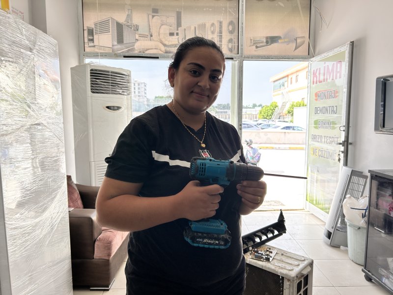 Depremde vefat eden kızının ismini iş yerinde yaşatan depremzede annenin zorlu mesaisi - Kocasından öğrendiği klima ustalığında kendini geliştiren Nurgül usta, depremde kaybettiği kızının ismini iş yerinde yaşatıyor HATAY (İHA) - Hatay'da depremde 13 yaşındaki kızını kaybeden Nurgül Karakurt, 6 yıl önce eşinden öğrenerek başladığı klima ustalığından hem para kazanıyor hem de iş yerinde kızının ismini yaşatıyor. Kahramanmaraş merkezli depremlerde en fazla yıkımın yaşandığı Hatay'da 25 bine yakın insan hayatını kaybetmiş binlerce bina yerle bir olmuştu. Depreme İskenderun ilçesi Çay Mahallesi'nde yakalanan ve enkazdan 8 saat sonra çıkarılan 13 yaşındaki Hilal Ecrin Türkkan da asrın felaketinde hayatını kaybetti. Deprem sonrası uzun bir süre evladının acısını yaşayan anne Nurgül Karakurt, şimdiyse depremde ölen kızı Hilal Ecrin ve diğer 2 evladının ismiyle açtığı iş yerinde parasını kazanarak yaşam mücadelesini sürdürüyor. 2018 yılında kocasından öğrenerek başladığı klima ustalığında kendini geliştiren Karakurt, zorlu şartlara rağmen yılların ustalarını geride bırakmış durumda. “Mecburen işin ucundan tutmam gerekiyordu o gün kendisiyle işe başladım ondan sonra da zaten bir daha bırakmadım” Depremde kızını kaybeden ve evladının ismini iş yerinde yaşatan 33 yaşındaki anne Nurgül Karakurt, “Kızım Hilal Ecrin Türkkan depreme Çay Mahallesi'nde yakalandı, 13 yaşındaydı. O gece ben hastanede yoğun bakımda olan annemin yanındaydım ve kızım yanımda değildi. Kızımı, Çay Mahallesi'ndeki evimizin enkazından sekiz saat sonra kendi çabalarımızla çıkarttık, çıkarttığımızda vefat etti. Dükkanımızın ismi ben önce Hilal olsun diye düşünürken, sonra diğer iki çocuğuma haksızlık olur düşüncesiyle üç çocuğumuzun da ismini yaşatmak amacıyla HKR teknik olarak belirledik. Eşim büyük bir iş almış ama personelimiz işe gelmediğinden dolayı eşim işi iptal edecekti. Ben de iptal etmemesini söyledim ve kendisine yardım ettim. Mecburen işin ucundan tutmam gerekiyordu o gün kendisiyle işe başladım ondan sonra da zaten bir daha bırakmadım” dedi. “İskenderun'da ve Hatay'da klima üstüne tek belgeli olan kadın tekniker benim” Eşiyle birlikte 2018 yılından beridir beraber çalıştığını dile getiren Karakurt, “Sürekli personel sıkıntısı yaşadığımız için eşime de dedim ki bu işi bana öğretirsen bundan sonra beraber yaparız, işimiz olur hem de beraber yürür gideriz. 2018 Eylül ayından beri yani yaklaşık bir 6-7 yıldır yapıyorum. O günden sonra dediğim gibi işe başladık bir daha da bırakmadık. Hatay'da kadın klima teknikeri olarak sahada olan sadece ben varım. Ben bu işi yaparım ve yaptım. Depremden önce bir depomuz vardı komple yıkıldı, evimiz, iş yerimiz ve her şeyimiz gitti. Depremden sonra sıfırdan tekrardan başladık. İskenderun'da ve Hatay'da tek klima üstüne usta öğreticiliği ve tesisat teknolojisi üzerine tek belgeli olan kadın tekniker benim” şeklinde konuştu.