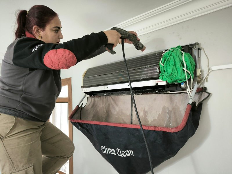 Depremde vefat eden kızının ismini iş yerinde yaşatan depremzede annenin zorlu mesaisi - Kocasından öğrendiği klima ustalığında kendini geliştiren Nurgül usta, depremde kaybettiği kızının ismini iş yerinde yaşatıyor HATAY (İHA) - Hatay'da depremde 13 yaşındaki kızını kaybeden Nurgül Karakurt, 6 yıl önce eşinden öğrenerek başladığı klima ustalığından hem para kazanıyor hem de iş yerinde kızının ismini yaşatıyor. Kahramanmaraş merkezli depremlerde en fazla yıkımın yaşandığı Hatay'da 25 bine yakın insan hayatını kaybetmiş binlerce bina yerle bir olmuştu. Depreme İskenderun ilçesi Çay Mahallesi'nde yakalanan ve enkazdan 8 saat sonra çıkarılan 13 yaşındaki Hilal Ecrin Türkkan da asrın felaketinde hayatını kaybetti. Deprem sonrası uzun bir süre evladının acısını yaşayan anne Nurgül Karakurt, şimdiyse depremde ölen kızı Hilal Ecrin ve diğer 2 evladının ismiyle açtığı iş yerinde parasını kazanarak yaşam mücadelesini sürdürüyor. 2018 yılında kocasından öğrenerek başladığı klima ustalığında kendini geliştiren Karakurt, zorlu şartlara rağmen yılların ustalarını geride bırakmış durumda. “Mecburen işin ucundan tutmam gerekiyordu o gün kendisiyle işe başladım ondan sonra da zaten bir daha bırakmadım” Depremde kızını kaybeden ve evladının ismini iş yerinde yaşatan 33 yaşındaki anne Nurgül Karakurt, “Kızım Hilal Ecrin Türkkan depreme Çay Mahallesi'nde yakalandı, 13 yaşındaydı. O gece ben hastanede yoğun bakımda olan annemin yanındaydım ve kızım yanımda değildi. Kızımı, Çay Mahallesi'ndeki evimizin enkazından sekiz saat sonra kendi çabalarımızla çıkarttık, çıkarttığımızda vefat etti. Dükkanımızın ismi ben önce Hilal olsun diye düşünürken, sonra diğer iki çocuğuma haksızlık olur düşüncesiyle üç çocuğumuzun da ismini yaşatmak amacıyla HKR teknik olarak belirledik. Eşim büyük bir iş almış ama personelimiz işe gelmediğinden dolayı eşim işi iptal edecekti. Ben de iptal etmemesini söyledim ve kendisine yardım ettim. Mecburen işin ucundan tutmam gerekiyordu o gün kendisiyle işe başladım ondan sonra da zaten bir daha bırakmadım” dedi. “İskenderun'da ve Hatay'da klima üstüne tek belgeli olan kadın tekniker benim” Eşiyle birlikte 2018 yılından beridir beraber çalıştığını dile getiren Karakurt, “Sürekli personel sıkıntısı yaşadığımız için eşime de dedim ki bu işi bana öğretirsen bundan sonra beraber yaparız, işimiz olur hem de beraber yürür gideriz. 2018 Eylül ayından beri yani yaklaşık bir 6-7 yıldır yapıyorum. O günden sonra dediğim gibi işe başladık bir daha da bırakmadık. Hatay'da kadın klima teknikeri olarak sahada olan sadece ben varım. Ben bu işi yaparım ve yaptım. Depremden önce bir depomuz vardı komple yıkıldı, evimiz, iş yerimiz ve her şeyimiz gitti. Depremden sonra sıfırdan tekrardan başladık. İskenderun'da ve Hatay'da tek klima üstüne usta öğreticiliği ve tesisat teknolojisi üzerine tek belgeli olan kadın tekniker benim” şeklinde konuştu.