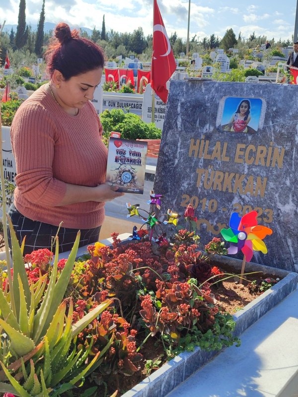 Depremde vefat eden kızının ismini iş yerinde yaşatan depremzede annenin zorlu mesaisi - Kocasından öğrendiği klima ustalığında kendini geliştiren Nurgül usta, depremde kaybettiği kızının ismini iş yerinde yaşatıyor HATAY (İHA) - Hatay'da depremde 13 yaşındaki kızını kaybeden Nurgül Karakurt, 6 yıl önce eşinden öğrenerek başladığı klima ustalığından hem para kazanıyor hem de iş yerinde kızının ismini yaşatıyor. Kahramanmaraş merkezli depremlerde en fazla yıkımın yaşandığı Hatay'da 25 bine yakın insan hayatını kaybetmiş binlerce bina yerle bir olmuştu. Depreme İskenderun ilçesi Çay Mahallesi'nde yakalanan ve enkazdan 8 saat sonra çıkarılan 13 yaşındaki Hilal Ecrin Türkkan da asrın felaketinde hayatını kaybetti. Deprem sonrası uzun bir süre evladının acısını yaşayan anne Nurgül Karakurt, şimdiyse depremde ölen kızı Hilal Ecrin ve diğer 2 evladının ismiyle açtığı iş yerinde parasını kazanarak yaşam mücadelesini sürdürüyor. 2018 yılında kocasından öğrenerek başladığı klima ustalığında kendini geliştiren Karakurt, zorlu şartlara rağmen yılların ustalarını geride bırakmış durumda. “Mecburen işin ucundan tutmam gerekiyordu o gün kendisiyle işe başladım ondan sonra da zaten bir daha bırakmadım” Depremde kızını kaybeden ve evladının ismini iş yerinde yaşatan 33 yaşındaki anne Nurgül Karakurt, “Kızım Hilal Ecrin Türkkan depreme Çay Mahallesi'nde yakalandı, 13 yaşındaydı. O gece ben hastanede yoğun bakımda olan annemin yanındaydım ve kızım yanımda değildi. Kızımı, Çay Mahallesi'ndeki evimizin enkazından sekiz saat sonra kendi çabalarımızla çıkarttık, çıkarttığımızda vefat etti. Dükkanımızın ismi ben önce Hilal olsun diye düşünürken, sonra diğer iki çocuğuma haksızlık olur düşüncesiyle üç çocuğumuzun da ismini yaşatmak amacıyla HKR teknik olarak belirledik. Eşim büyük bir iş almış ama personelimiz işe gelmediğinden dolayı eşim işi iptal edecekti. Ben de iptal etmemesini söyledim ve kendisine yardım ettim. Mecburen işin ucundan tutmam gerekiyordu o gün kendisiyle işe başladım ondan sonra da zaten bir daha bırakmadım” dedi. “İskenderun'da ve Hatay'da klima üstüne tek belgeli olan kadın tekniker benim” Eşiyle birlikte 2018 yılından beridir beraber çalıştığını dile getiren Karakurt, “Sürekli personel sıkıntısı yaşadığımız için eşime de dedim ki bu işi bana öğretirsen bundan sonra beraber yaparız, işimiz olur hem de beraber yürür gideriz. 2018 Eylül ayından beri yani yaklaşık bir 6-7 yıldır yapıyorum. O günden sonra dediğim gibi işe başladık bir daha da bırakmadık. Hatay'da kadın klima teknikeri olarak sahada olan sadece ben varım. Ben bu işi yaparım ve yaptım. Depremden önce bir depomuz vardı komple yıkıldı, evimiz, iş yerimiz ve her şeyimiz gitti. Depremden sonra sıfırdan tekrardan başladık. İskenderun'da ve Hatay'da tek klima üstüne usta öğreticiliği ve tesisat teknolojisi üzerine tek belgeli olan kadın tekniker benim” şeklinde konuştu.