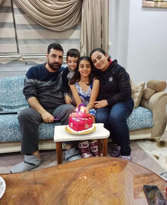 Depremde vefat eden kızının ismini iş yerinde yaşatan depremzede annenin zorlu mesaisi - Kocasından öğrendiği klima ustalığında kendini geliştiren Nurgül usta, depremde kaybettiği kızının ismini iş yerinde yaşatıyor HATAY (İHA) - Hatay'da depremde 13 yaşındaki kızını kaybeden Nurgül Karakurt, 6 yıl önce eşinden öğrenerek başladığı klima ustalığından hem para kazanıyor hem de iş yerinde kızının ismini yaşatıyor. Kahramanmaraş merkezli depremlerde en fazla yıkımın yaşandığı Hatay'da 25 bine yakın insan hayatını kaybetmiş binlerce bina yerle bir olmuştu. Depreme İskenderun ilçesi Çay Mahallesi'nde yakalanan ve enkazdan 8 saat sonra çıkarılan 13 yaşındaki Hilal Ecrin Türkkan da asrın felaketinde hayatını kaybetti. Deprem sonrası uzun bir süre evladının acısını yaşayan anne Nurgül Karakurt, şimdiyse depremde ölen kızı Hilal Ecrin ve diğer 2 evladının ismiyle açtığı iş yerinde parasını kazanarak yaşam mücadelesini sürdürüyor. 2018 yılında kocasından öğrenerek başladığı klima ustalığında kendini geliştiren Karakurt, zorlu şartlara rağmen yılların ustalarını geride bırakmış durumda. “Mecburen işin ucundan tutmam gerekiyordu o gün kendisiyle işe başladım ondan sonra da zaten bir daha bırakmadım” Depremde kızını kaybeden ve evladının ismini iş yerinde yaşatan 33 yaşındaki anne Nurgül Karakurt, “Kızım Hilal Ecrin Türkkan depreme Çay Mahallesi'nde yakalandı, 13 yaşındaydı. O gece ben hastanede yoğun bakımda olan annemin yanındaydım ve kızım yanımda değildi. Kızımı, Çay Mahallesi'ndeki evimizin enkazından sekiz saat sonra kendi çabalarımızla çıkarttık, çıkarttığımızda vefat etti. Dükkanımızın ismi ben önce Hilal olsun diye düşünürken, sonra diğer iki çocuğuma haksızlık olur düşüncesiyle üç çocuğumuzun da ismini yaşatmak amacıyla HKR teknik olarak belirledik. Eşim büyük bir iş almış ama personelimiz işe gelmediğinden dolayı eşim işi iptal edecekti. Ben de iptal etmemesini söyledim ve kendisine yardım ettim. Mecburen işin ucundan tutmam gerekiyordu o gün kendisiyle işe başladım ondan sonra da zaten bir daha bırakmadım” dedi. “İskenderun'da ve Hatay'da klima üstüne tek belgeli olan kadın tekniker benim” Eşiyle birlikte 2018 yılından beridir beraber çalıştığını dile getiren Karakurt, “Sürekli personel sıkıntısı yaşadığımız için eşime de dedim ki bu işi bana öğretirsen bundan sonra beraber yaparız, işimiz olur hem de beraber yürür gideriz. 2018 Eylül ayından beri yani yaklaşık bir 6-7 yıldır yapıyorum. O günden sonra dediğim gibi işe başladık bir daha da bırakmadık. Hatay'da kadın klima teknikeri olarak sahada olan sadece ben varım. Ben bu işi yaparım ve yaptım. Depremden önce bir depomuz vardı komple yıkıldı, evimiz, iş yerimiz ve her şeyimiz gitti. Depremden sonra sıfırdan tekrardan başladık. İskenderun'da ve Hatay'da tek klima üstüne usta öğreticiliği ve tesisat teknolojisi üzerine tek belgeli olan kadın tekniker benim” şeklinde konuştu.