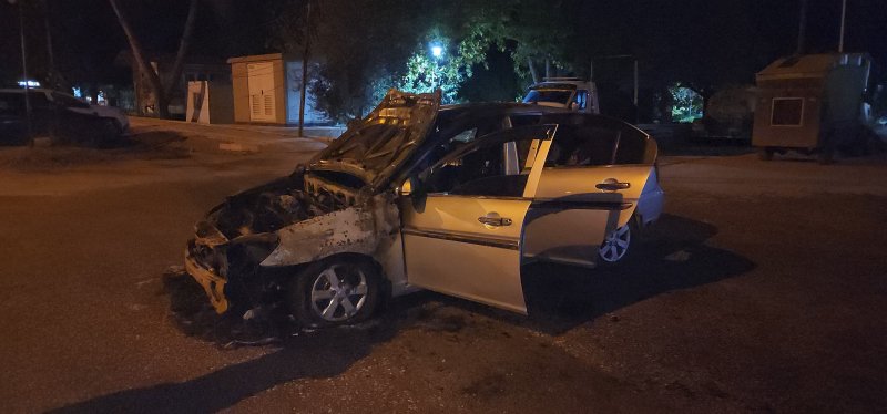 Alevlere teslim olan otomobil hurdaya döndü