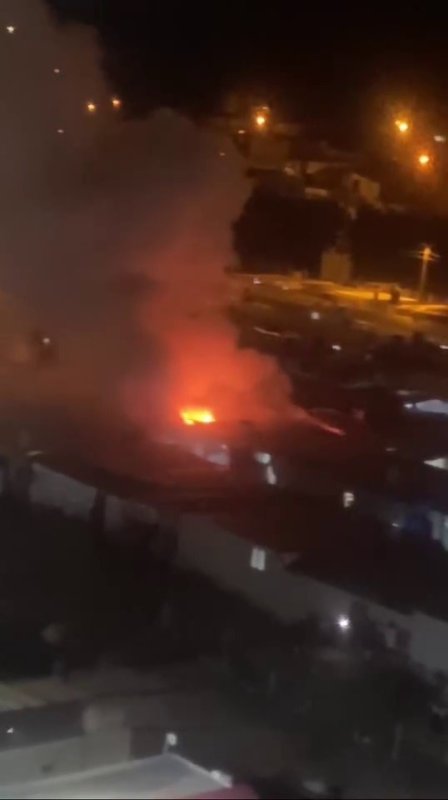 Depremzedeleri korkutan yangın: 3 konteyner alevlere teslim oldu