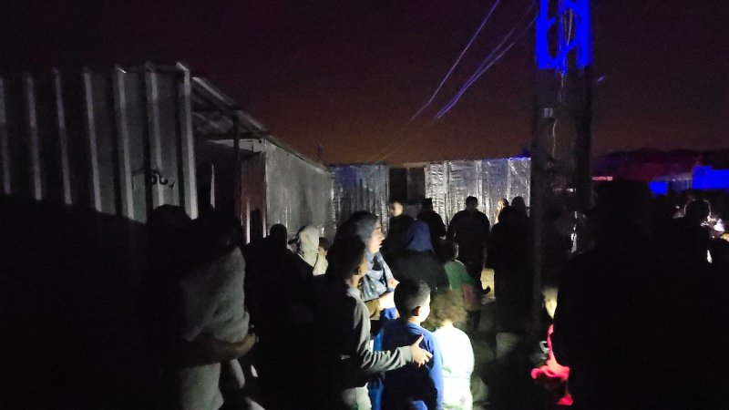 Depremzedeleri korkutan yangın: 3 konteyner alevlere teslim oldu