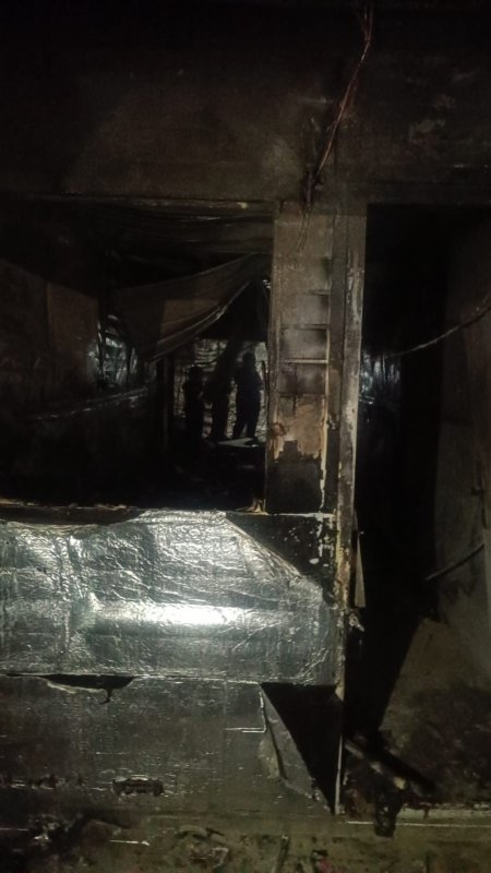 Depremzedeleri korkutan yangın: 3 konteyner alevlere teslim oldu