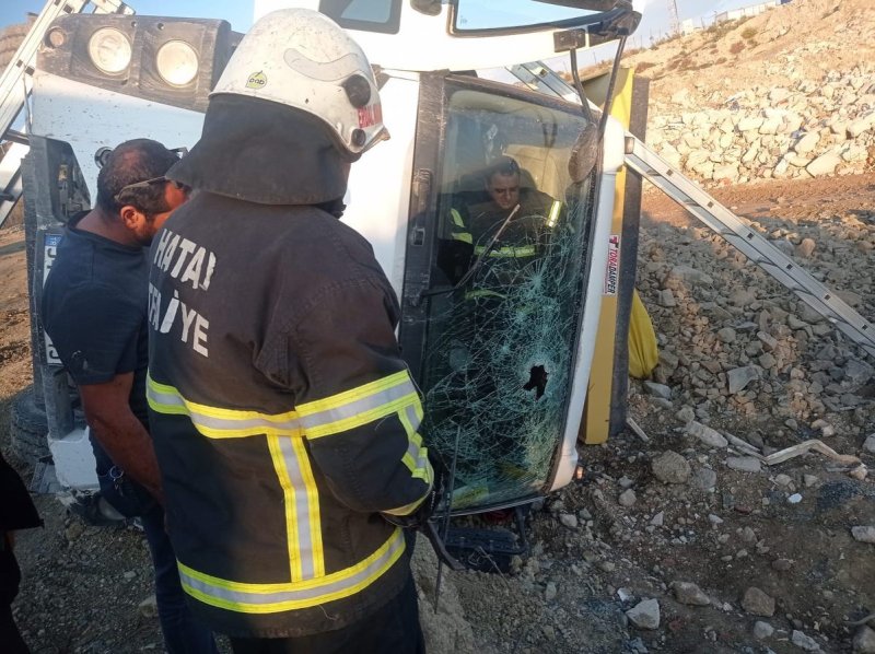 Devrilen hafriyat kamyonundaki 2 kişi yaralandı