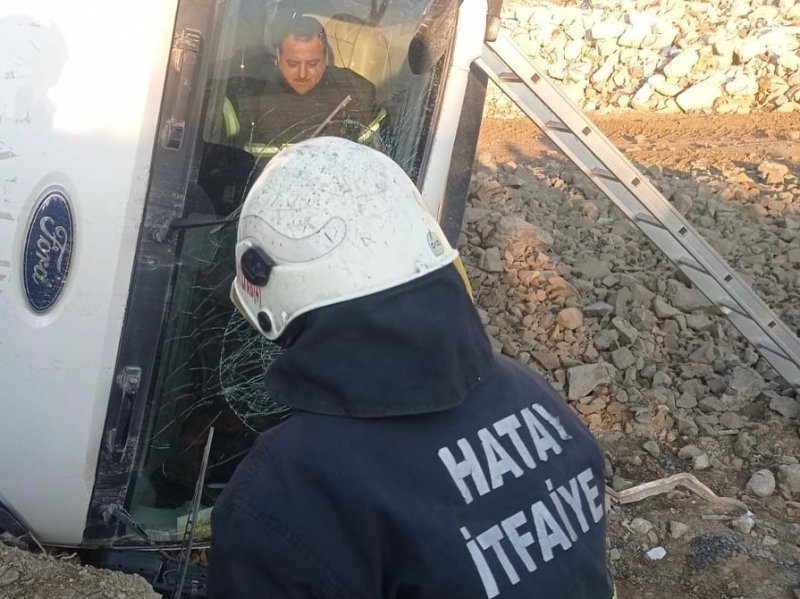 Devrilen hafriyat kamyonundaki 2 kişi yaralandı