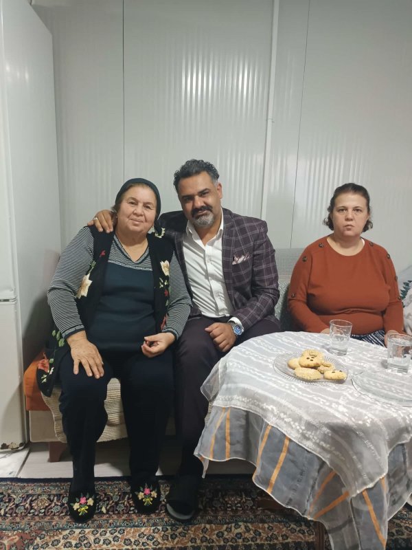 Hatay’da şehit yakınları ve gaziler unutulmuyor (Fotoğraflı) Veysel Korkmaz HATAY (İHA) - Hatay Şehit Aileleri Sosyal Yardımlaşma ve Dayanışma Derneği, kentte yaşayan şehit yakınlarının ve gazilerin yanında olmaya devam ediyor. Hatay Şehit Aileleri Sosyal Yardımlaşma ve Dayanışma Derneği bir an olsun şehit yakınlarını ve gazileri unutmuyor. Dernek yönetimi; şehit yakınlarına ve gazilere hizmet etmeye, gönül almaya ve minnet duyguları ile maddi ve manevi olarak yanlarında olmaya devam ediyor. Bu bağlamda Şehit Piyade Sözleşmeli Er Ömer Küçük, Şehit Polis Memuru Cemil Okur, Şehit Jandarma Er Adil Görüroğlu, Şehit Jandarma Er Esat Mengüllü ,Şehit Piyade Sözleşmeli Er Yunus Kalkan'ın ailelerini ve gazi Mehmet Çamkerten'i ziyaret ederek taleplerini ve sorunlarını dinleyerek çözümü konusunda istişarelerde bulunuldu. Ziyaret; Hatay Şehit Aileleri Sosyal Yardımlaşma ve Dayanışma Derneği Başkanı Gül Burakçın ve derneğin Hatay Temsilcisi Abdullah Dağ’ın katılımıyla gerçekleştirildi. Hatay Şehit Aileleri Sosyal Yardımlaşma ve Dayanışma Derneği temsilcisi Abdullah Dağ, “Bu vatan uğruna canlarını vermiş aziz şehitlerimizin bizlere emaneti şehit yakınlarımızın ve bu vatan uğruna kanlarını akıtmış kahraman gazilerimizin hayatlarını kolaylaştırma ve iyi olma hallerine katkıda bulunmaya devam edeceğiz” dedi.