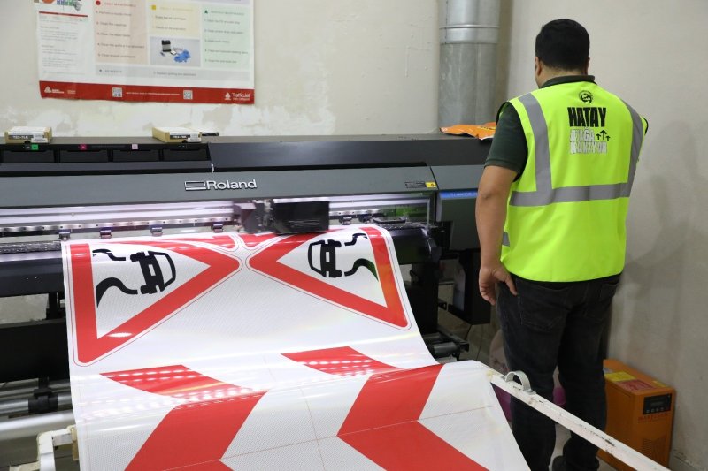 Depremin ardından oluşan adres belirsizliği yenilenen tabelalarla ortadan kalkıyor