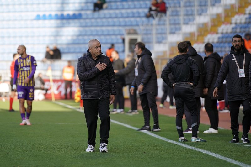  Rıza Çalımbay'dan hakem hatalarına tepki: “Hakemlerin bazıları başka türlü oluyor" - Hatayspor Teknik Direktörü Rıza Çalımbay: - "Ligde kalacağımıza inanıyorum" - "Eğer Hatay’da oynasaydık, kaybettiğimiz maçların yüzde 90’ını alırdık” (Fotoğraflı) Veysel Korkmaz HATAY (İHA) - Hatayspor Teknik Direkörü Rıza Çalımbay, ligde kalmayı başaracaklarına inandıklarını ve devre arası yapılacak transferlerle her şeyin iyiye gidebileceğini söyleyerek hakem hatalarına da tepki gösterdi. Trendyol Süper Lig ekiplerinden Hatayspor'da Teknik Direktör Rıza Çalımbay, hakem hatalarına tepki gösterdi. İhlas Haber Ajansı (İHA) muhabirine özel açıklamalarda bulunan Çalımbay, Eyüpspor müsabakasında gördüğü kırmızı kartla ilgili, “Bizim attığımız gol net bir gol, faul yok. Gole giden bizim oyuncumuz, orada neden faul yapsın o yüzde bariz gol. Herkes gibi biz de itiraz için gittik, ‘VAR’a gitmenize gerek yok’ dedik. Sarı kart gösterdi, ‘Niye sarı kartı gösteriyorsun, küfür mü ettim sana, dokundum mu sana ve kötü bir şey mi söyledim?’ dedim ve ondan sonra ‘Çizgiyi ihlal ettin’ dedi. Sonra bir sarı kart daha göstererek kırmızı kart verdi. Gereksiz bir karar verdi. Ben hakemlere kötü bir şey söylemem ve hakemleri korurum. Hakemlerin bazıları başka türlü oluyor. İtirazdan dolayı kart gördük” diye konuştu. “Eğer takımımız maçlarını Hatay’da oynasaydı, kaybettiğimiz maçların yüzde 90’ını kesinlikle alırdık” Hatayspor’da devre arası yapılacak transferlerin takımın ligde kalması için önem arz ettiğini belirten Çalımbay, takımın Mersin’de oynamasının dezavantajları olduğunu da söyledi. Tecrübeli çalıştırıcı, “Ekibimle beraber yıllarca takımlar yönettik, bundan daha zor takımları da yönettik. O takımların çoğunu da düşmekten kurtardık. Eğer burada panik olmazsa her şey iyi gidebilir. Devre arası çok önemli. Transfer yapılması gerekiyor. Bizim için en büyük dezavantaj takımın Mersin’de oynaması. Eğer takımımız maçlarını Hatay’da oynasaydı, kaybettiğimiz maçların yüzde 90’ını kesinlikle alırdık. Şehir nasılsa bu takımda da öyle. Sıkıntılar var ve bunlar hem oyuncuları yıpratıyor, hem de herkesi yıpratıyor” sözlerini dile getirdi. “Ben ligde kalacağımıza inanıyorum” Hakem kararlarının kendilerine zarar verdiğini dile getiren Çalımbay, ligde kalacaklarına inandıklarını söyleyerek, “Son maçlara baktığımızda gayet iyi oynuyoruz. Bireysel hatalar yapıyoruz, bunlardan da bayağı sıkıntılar yaşadık ve kötünün en iyisini yapmaya çalışacağız. Ben ligde kalacağımıza inanıyorum. İnanmayan taraftar ve taraftarın bize destek vermesi gerekiyor. Taraftarın yapacağı çok bir şey yok onlara da hak veriyoruz. Taraftarsızlık, basınla ilgili kopukluk ve hakemler de bunları yaparsa yandık. Sıkıntılar başlar. Herkesin destek çıkmasını bekliyoruz” ifadelerini kullandı.