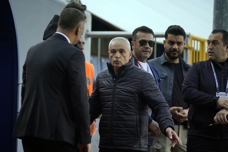 Rıza Çalımbay'dan hakem hatalarına tepki: “Hakemlerin bazıları başka türlü oluyor" - Hatayspor Teknik Direktörü Rıza Çalımbay: - "Ligde kalacağımıza inanıyorum" - "Eğer Hatay’da oynasaydık, kaybettiğimiz maçların yüzde 90’ını alırdık” (Fotoğraflı) Veysel Korkmaz HATAY (İHA) - Hatayspor Teknik Direkörü Rıza Çalımbay, ligde kalmayı başaracaklarına inandıklarını ve devre arası yapılacak transferlerle her şeyin iyiye gidebileceğini söyleyerek hakem hatalarına da tepki gösterdi. Trendyol Süper Lig ekiplerinden Hatayspor'da Teknik Direktör Rıza Çalımbay, hakem hatalarına tepki gösterdi. İhlas Haber Ajansı (İHA) muhabirine özel açıklamalarda bulunan Çalımbay, Eyüpspor müsabakasında gördüğü kırmızı kartla ilgili, “Bizim attığımız gol net bir gol, faul yok. Gole giden bizim oyuncumuz, orada neden faul yapsın o yüzde bariz gol. Herkes gibi biz de itiraz için gittik, ‘VAR’a gitmenize gerek yok’ dedik. Sarı kart gösterdi, ‘Niye sarı kartı gösteriyorsun, küfür mü ettim sana, dokundum mu sana ve kötü bir şey mi söyledim?’ dedim ve ondan sonra ‘Çizgiyi ihlal ettin’ dedi. Sonra bir sarı kart daha göstererek kırmızı kart verdi. Gereksiz bir karar verdi. Ben hakemlere kötü bir şey söylemem ve hakemleri korurum. Hakemlerin bazıları başka türlü oluyor. İtirazdan dolayı kart gördük” diye konuştu. “Eğer takımımız maçlarını Hatay’da oynasaydı, kaybettiğimiz maçların yüzde 90’ını kesinlikle alırdık” Hatayspor’da devre arası yapılacak transferlerin takımın ligde kalması için önem arz ettiğini belirten Çalımbay, takımın Mersin’de oynamasının dezavantajları olduğunu da söyledi. Tecrübeli çalıştırıcı, “Ekibimle beraber yıllarca takımlar yönettik, bundan daha zor takımları da yönettik. O takımların çoğunu da düşmekten kurtardık. Eğer burada panik olmazsa her şey iyi gidebilir. Devre arası çok önemli. Transfer yapılması gerekiyor. Bizim için en büyük dezavantaj takımın Mersin’de oynaması. Eğer takımımız maçlarını Hatay’da oynasaydı, kaybettiğimiz maçların yüzde 90’ını kesinlikle alırdık. Şehir nasılsa bu takımda da öyle. Sıkıntılar var ve bunlar hem oyuncuları yıpratıyor, hem de herkesi yıpratıyor” sözlerini dile getirdi. “Ben ligde kalacağımıza inanıyorum” Hakem kararlarının kendilerine zarar verdiğini dile getiren Çalımbay, ligde kalacaklarına inandıklarını söyleyerek, “Son maçlara baktığımızda gayet iyi oynuyoruz. Bireysel hatalar yapıyoruz, bunlardan da bayağı sıkıntılar yaşadık ve kötünün en iyisini yapmaya çalışacağız. Ben ligde kalacağımıza inanıyorum. İnanmayan taraftar ve taraftarın bize destek vermesi gerekiyor. Taraftarın yapacağı çok bir şey yok onlara da hak veriyoruz. Taraftarsızlık, basınla ilgili kopukluk ve hakemler de bunları yaparsa yandık. Sıkıntılar başlar. Herkesin destek çıkmasını bekliyoruz” ifadelerini kullandı.