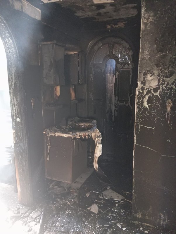 Samandağ'da yanan evde mahsur kalan 3 kişiyi itfaiye kurtarıldı