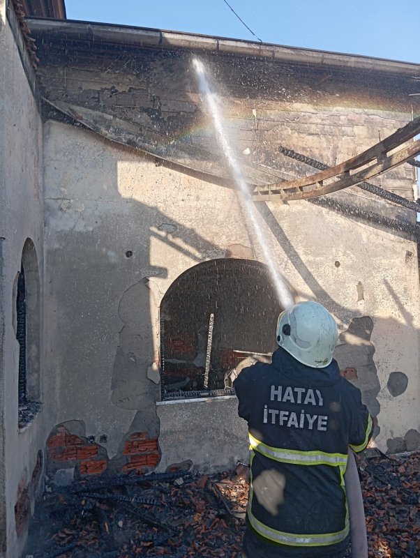 Samandağ'da yanan evde mahsur kalan 3 kişiyi itfaiye kurtarıldı