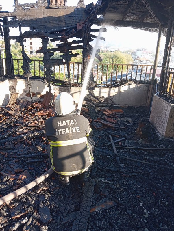 Samandağ'da yanan evde mahsur kalan 3 kişiyi itfaiye kurtarıldı