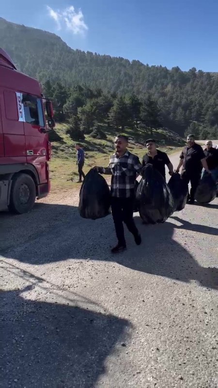 Hatay'da Gönüllü Grubun Temizlik Faaliyeti: Bir Tır Çöp Topladılar