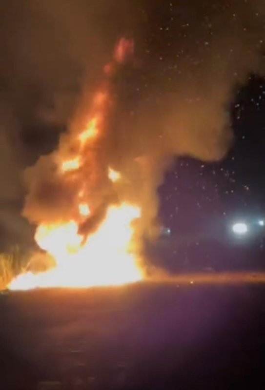 Hatay'da park halindeki tır alev alev yandı