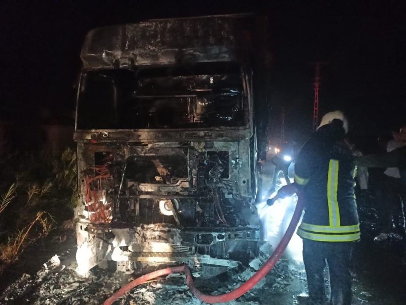 Hatay'da park halindeki tır alev alev yandı