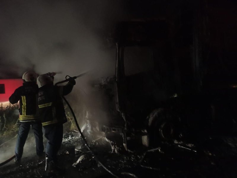 Hatay'da park halindeki tır alev alev yandı