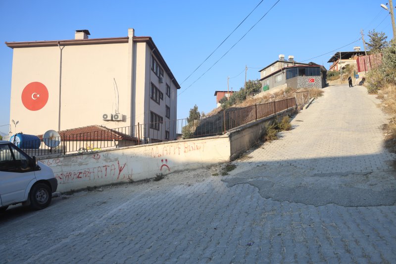 Antakya'da vatandaşlar sık sık kazaların yaşandığı sokak için çözüm bekliyor