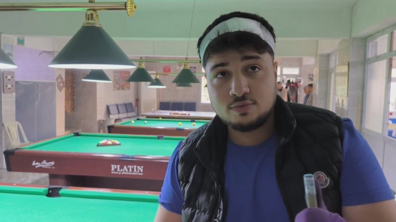 Kafasına bilardo topu gelen genç yere yığıldı, arkadaşları kahkahaya boğuldu