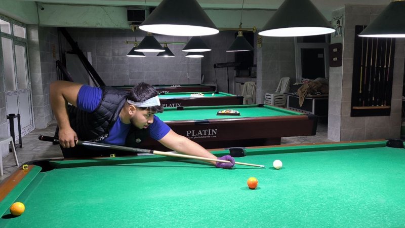Kafasına bilardo topu gelen genç yere yığıldı, arkadaşları kahkahaya boğuldu