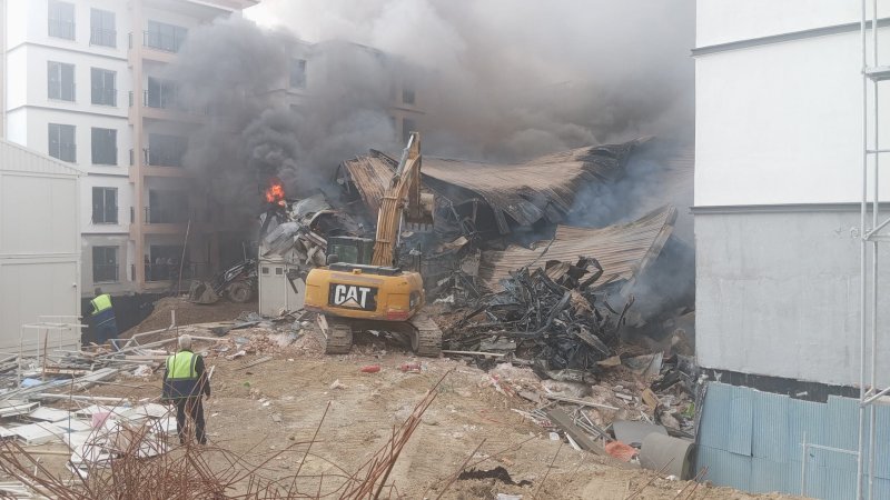 İşçilerin kaldığı konteyner yatakhane alevlere teslim oldu