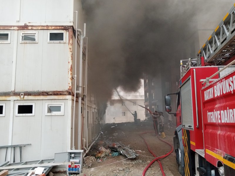 İşçilerin kaldığı konteyner yatakhane alevlere teslim oldu