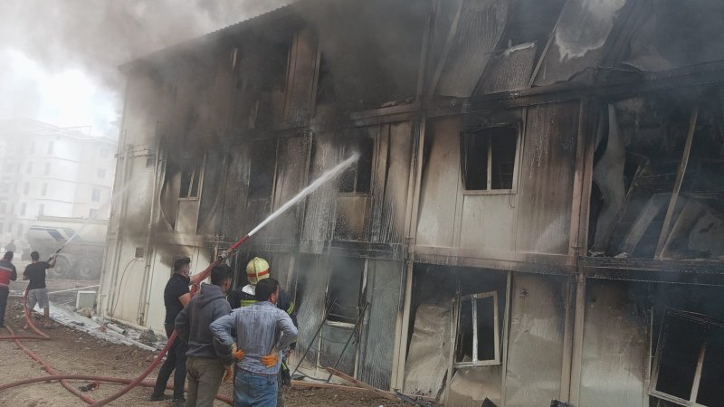 İşçilerin kaldığı konteyner yatakhane alevlere teslim oldu