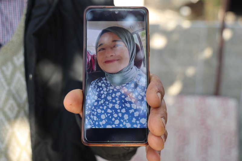 Kaldığı yurdun bahçesinde cansız bedeni bulunan genç kız toprağa verildi