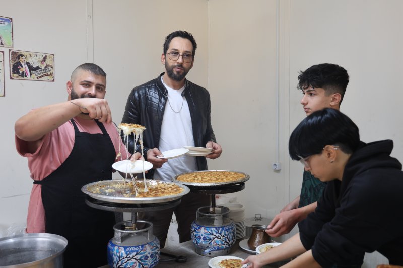 Apo GENCER Vatandaşlara Künefe Dağıttı  Sosyal medya fenomeni, takipçi sayısının 500 binin üzerine çıkmasını vatandaşlara künefe dağıtarak kutladı HATAY (İHA) - Hatay'da yaşayan sosyal medya fenomeni Abdullah Gencer, takipçi sayısının 500 binin üzerine çıkmasını vatandaşlara künefe dağıtarak kutladı. Gencer’in künefe ikramı vatandaşlar tarafından takdirle karşılandı. Antakya ilçesinde yaşayan ve sosyal medyada binlerce takipçisi bulunan Abdullah Gencer, depremin yıktığı memleketinde çektiği görüntüler ve yaptığı paylaşımlarla hemşehrilerine moral oluyor. Tebessüm ettiren görüntüleriyle Türkiye’nin bir çok noktasından takipçisi bulunan Gencer, sosyal medyada 500 bin takipçinin üzerine çıktı. Sosyal medya fenomeni Gencer, 500 bin takipçinin üzerine çıktığı için künefe ustası Nuri İmren tarafından özenle hazırlanan Hatay’ın tescilli lezzetini vatandaşlara ücretsiz olarak dağıttı. Kent meydanı Köprübaşı mevkiinde 250 porsiyon künefeyi vatandaşlara dağıtan Gencer, davranışıysa takdir topladı ve memnuniyetle karşılandı. “Buradaki insanlara 250 porsiyon künefe dağıttık” Vatandaşlara 250 porsiyon künefe dağıtan fenomen Gencer, “Sosyal medyada 507 bin takipçiye ulaştık. Takipçilerim hepsi organiktir. Buradaki insanlara 250 porsiyon künefe dağıttık. İnsanların tepkileri iyiydi. Bu etkinliğin duyurusunu sosyal medya hesabımda yapmıştım. Künefe dağıtılacağını söylemiştim. İnsanlar burada toplanmıştı. Trafikte geçen araçları durdurup sürücülere verdik. Hatay'ımızın künefesi meşhur olduğu için künefeden yola çıktık ve insanlara dağıttık” ifadelerini kullandı. Künefe ustası Nuri İmren, Hatay'ın eşsiz lezzetini vatandaşlara tattırdıklarını dile getirerek herkesi künefenin tadına bakmaya davet etti.