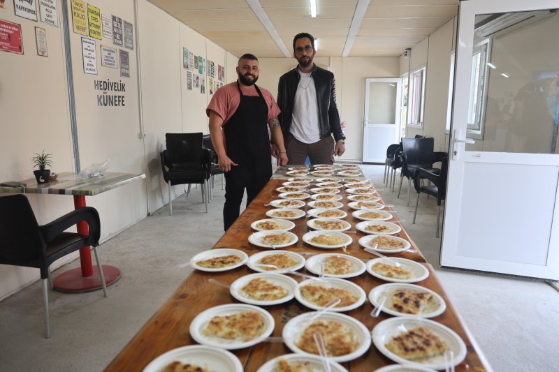 Apo GENCER Vatandaşlara Künefe Dağıttı  Sosyal medya fenomeni, takipçi sayısının 500 binin üzerine çıkmasını vatandaşlara künefe dağıtarak kutladı HATAY (İHA) - Hatay'da yaşayan sosyal medya fenomeni Abdullah Gencer, takipçi sayısının 500 binin üzerine çıkmasını vatandaşlara künefe dağıtarak kutladı. Gencer’in künefe ikramı vatandaşlar tarafından takdirle karşılandı. Antakya ilçesinde yaşayan ve sosyal medyada binlerce takipçisi bulunan Abdullah Gencer, depremin yıktığı memleketinde çektiği görüntüler ve yaptığı paylaşımlarla hemşehrilerine moral oluyor. Tebessüm ettiren görüntüleriyle Türkiye’nin bir çok noktasından takipçisi bulunan Gencer, sosyal medyada 500 bin takipçinin üzerine çıktı. Sosyal medya fenomeni Gencer, 500 bin takipçinin üzerine çıktığı için künefe ustası Nuri İmren tarafından özenle hazırlanan Hatay’ın tescilli lezzetini vatandaşlara ücretsiz olarak dağıttı. Kent meydanı Köprübaşı mevkiinde 250 porsiyon künefeyi vatandaşlara dağıtan Gencer, davranışıysa takdir topladı ve memnuniyetle karşılandı. “Buradaki insanlara 250 porsiyon künefe dağıttık” Vatandaşlara 250 porsiyon künefe dağıtan fenomen Gencer, “Sosyal medyada 507 bin takipçiye ulaştık. Takipçilerim hepsi organiktir. Buradaki insanlara 250 porsiyon künefe dağıttık. İnsanların tepkileri iyiydi. Bu etkinliğin duyurusunu sosyal medya hesabımda yapmıştım. Künefe dağıtılacağını söylemiştim. İnsanlar burada toplanmıştı. Trafikte geçen araçları durdurup sürücülere verdik. Hatay'ımızın künefesi meşhur olduğu için künefeden yola çıktık ve insanlara dağıttık” ifadelerini kullandı. Künefe ustası Nuri İmren, Hatay'ın eşsiz lezzetini vatandaşlara tattırdıklarını dile getirerek herkesi künefenin tadına bakmaya davet etti.