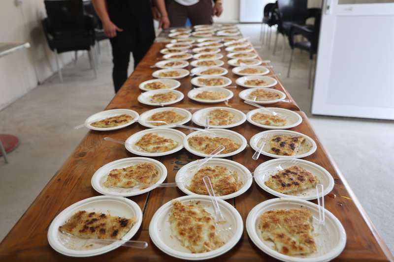 Apo GENCER Vatandaşlara Künefe Dağıttı  Sosyal medya fenomeni, takipçi sayısının 500 binin üzerine çıkmasını vatandaşlara künefe dağıtarak kutladı HATAY (İHA) - Hatay'da yaşayan sosyal medya fenomeni Abdullah Gencer, takipçi sayısının 500 binin üzerine çıkmasını vatandaşlara künefe dağıtarak kutladı. Gencer’in künefe ikramı vatandaşlar tarafından takdirle karşılandı. Antakya ilçesinde yaşayan ve sosyal medyada binlerce takipçisi bulunan Abdullah Gencer, depremin yıktığı memleketinde çektiği görüntüler ve yaptığı paylaşımlarla hemşehrilerine moral oluyor. Tebessüm ettiren görüntüleriyle Türkiye’nin bir çok noktasından takipçisi bulunan Gencer, sosyal medyada 500 bin takipçinin üzerine çıktı. Sosyal medya fenomeni Gencer, 500 bin takipçinin üzerine çıktığı için künefe ustası Nuri İmren tarafından özenle hazırlanan Hatay’ın tescilli lezzetini vatandaşlara ücretsiz olarak dağıttı. Kent meydanı Köprübaşı mevkiinde 250 porsiyon künefeyi vatandaşlara dağıtan Gencer, davranışıysa takdir topladı ve memnuniyetle karşılandı. “Buradaki insanlara 250 porsiyon künefe dağıttık” Vatandaşlara 250 porsiyon künefe dağıtan fenomen Gencer, “Sosyal medyada 507 bin takipçiye ulaştık. Takipçilerim hepsi organiktir. Buradaki insanlara 250 porsiyon künefe dağıttık. İnsanların tepkileri iyiydi. Bu etkinliğin duyurusunu sosyal medya hesabımda yapmıştım. Künefe dağıtılacağını söylemiştim. İnsanlar burada toplanmıştı. Trafikte geçen araçları durdurup sürücülere verdik. Hatay'ımızın künefesi meşhur olduğu için künefeden yola çıktık ve insanlara dağıttık” ifadelerini kullandı. Künefe ustası Nuri İmren, Hatay'ın eşsiz lezzetini vatandaşlara tattırdıklarını dile getirerek herkesi künefenin tadına bakmaya davet etti.