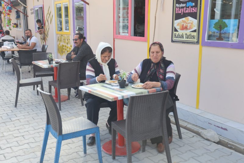 Apo GENCER Vatandaşlara Künefe Dağıttı  Sosyal medya fenomeni, takipçi sayısının 500 binin üzerine çıkmasını vatandaşlara künefe dağıtarak kutladı HATAY (İHA) - Hatay'da yaşayan sosyal medya fenomeni Abdullah Gencer, takipçi sayısının 500 binin üzerine çıkmasını vatandaşlara künefe dağıtarak kutladı. Gencer’in künefe ikramı vatandaşlar tarafından takdirle karşılandı. Antakya ilçesinde yaşayan ve sosyal medyada binlerce takipçisi bulunan Abdullah Gencer, depremin yıktığı memleketinde çektiği görüntüler ve yaptığı paylaşımlarla hemşehrilerine moral oluyor. Tebessüm ettiren görüntüleriyle Türkiye’nin bir çok noktasından takipçisi bulunan Gencer, sosyal medyada 500 bin takipçinin üzerine çıktı. Sosyal medya fenomeni Gencer, 500 bin takipçinin üzerine çıktığı için künefe ustası Nuri İmren tarafından özenle hazırlanan Hatay’ın tescilli lezzetini vatandaşlara ücretsiz olarak dağıttı. Kent meydanı Köprübaşı mevkiinde 250 porsiyon künefeyi vatandaşlara dağıtan Gencer, davranışıysa takdir topladı ve memnuniyetle karşılandı. “Buradaki insanlara 250 porsiyon künefe dağıttık” Vatandaşlara 250 porsiyon künefe dağıtan fenomen Gencer, “Sosyal medyada 507 bin takipçiye ulaştık. Takipçilerim hepsi organiktir. Buradaki insanlara 250 porsiyon künefe dağıttık. İnsanların tepkileri iyiydi. Bu etkinliğin duyurusunu sosyal medya hesabımda yapmıştım. Künefe dağıtılacağını söylemiştim. İnsanlar burada toplanmıştı. Trafikte geçen araçları durdurup sürücülere verdik. Hatay'ımızın künefesi meşhur olduğu için künefeden yola çıktık ve insanlara dağıttık” ifadelerini kullandı. Künefe ustası Nuri İmren, Hatay'ın eşsiz lezzetini vatandaşlara tattırdıklarını dile getirerek herkesi künefenin tadına bakmaya davet etti.